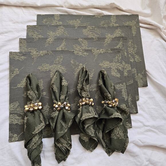 Holly Berry Set of 4 Placemat/Napkin w Gold/Silver Tone Jingle Bell Napkin Rings - Picture 1 of 16